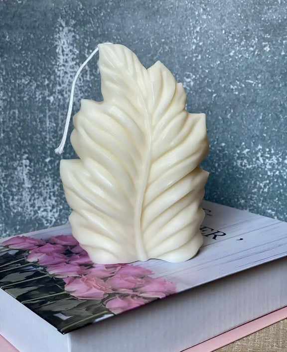 Minimalist Feather Candle — Handcrafted Soy Wax Elegance - Kind Gifts Co.