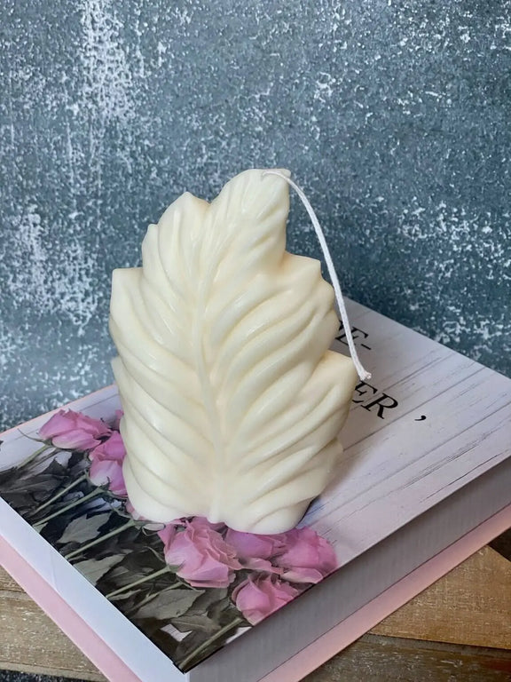 Minimalist Feather Candle — Handcrafted Soy Wax Elegance - Kind Gifts Co.